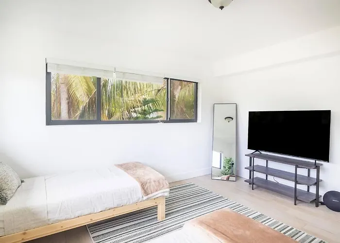 Comfort And Style 2 Bed 1 Bath 2 Min To The Beach!