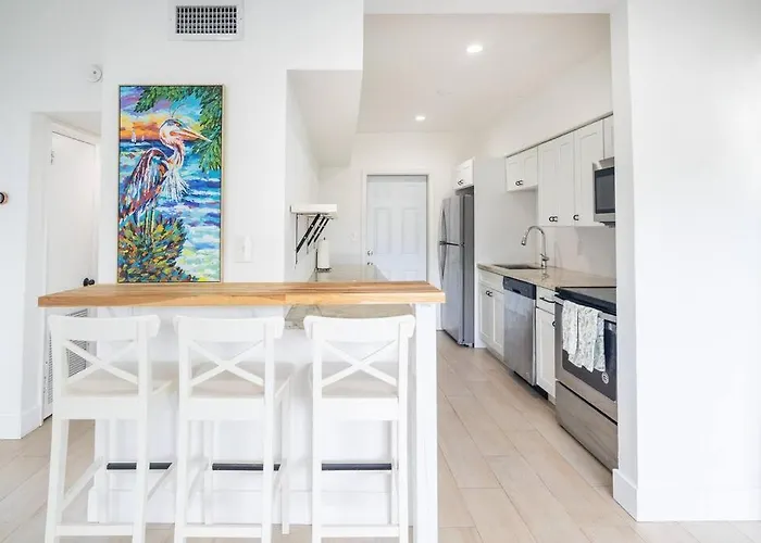 Comfort And Style 2 Bed 1 Bath 2 Min To The Beach!