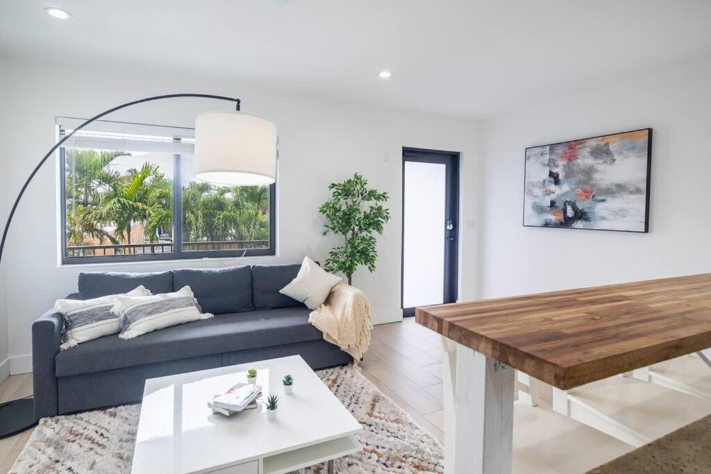 Comfort And Style 2 Bed 1 Bath 2 Min To The Beach! Appartement